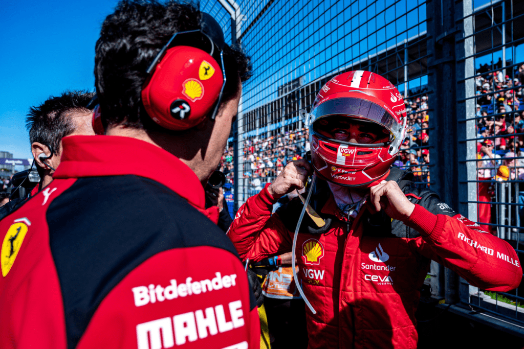 Charles Leclerc e Xavi, ingegnere di pista - Comunicazione Ferrari pre gara Australia 2023 F1